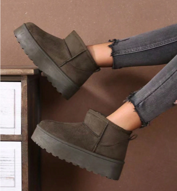 Brinelle Fur-Lined Platform Snow Boots – Women’s Suedette Winter Slip-On Shoes | Thick Sole & Cosy Lining | Autumn Winter Footwear