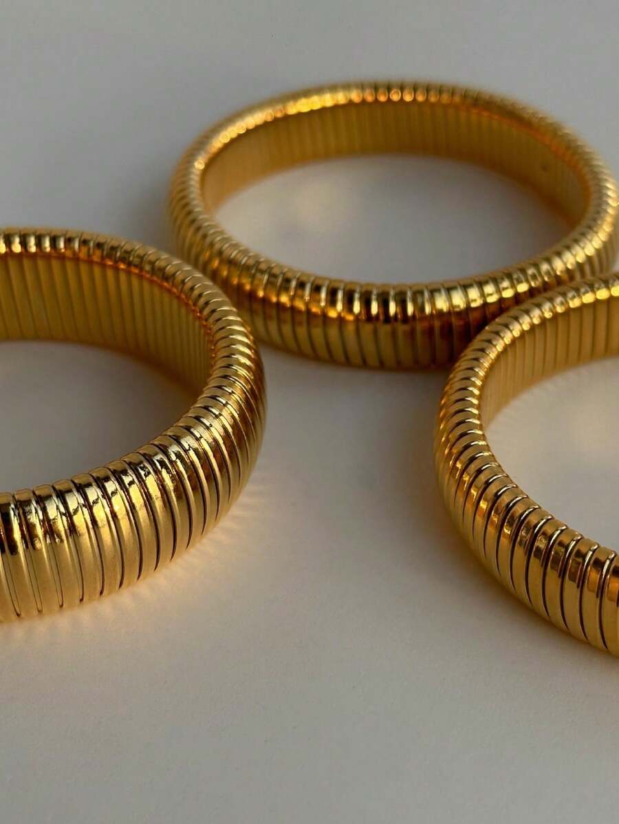 Ondine 18K Gold-Plated Ribbed Bangle – Stainless Steel Bracelet — Ribbed surface and inner profile